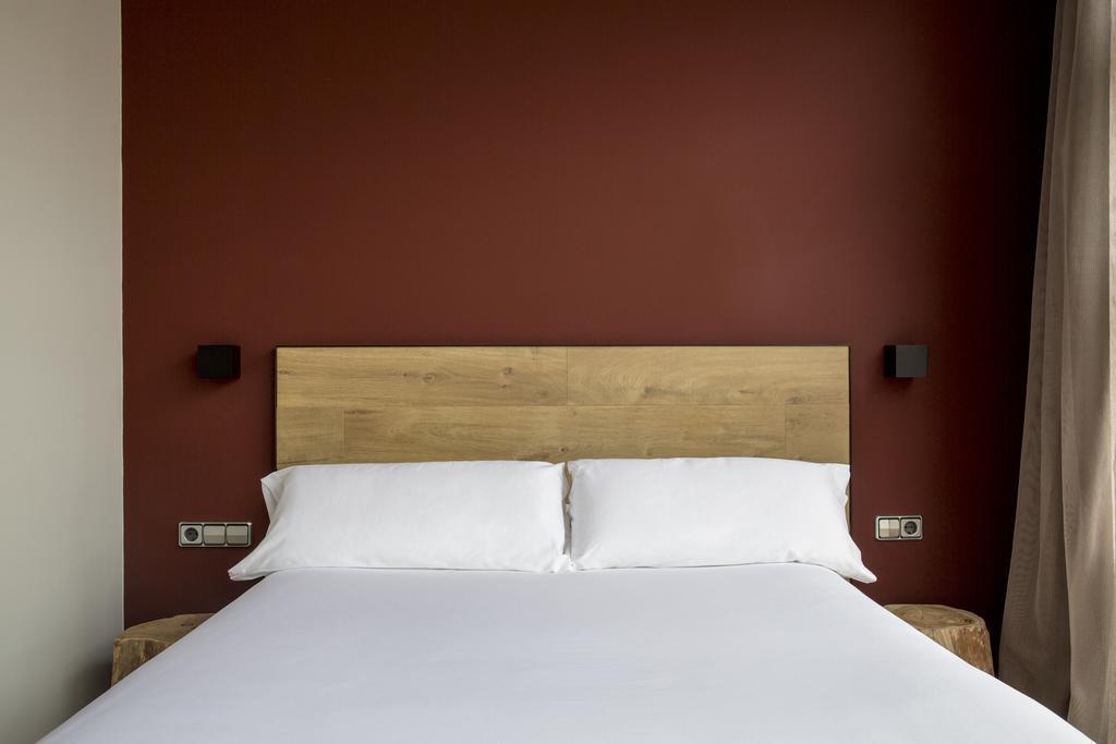 Studio (2 Adults),1273222216:JPEG